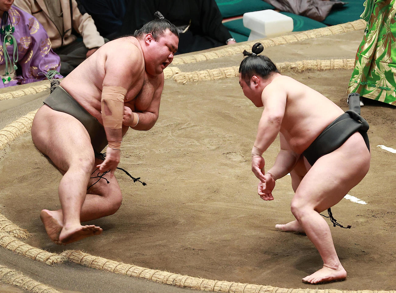 春山（左）を押し倒しで破る炎鵬（撮影・中島郁夫）