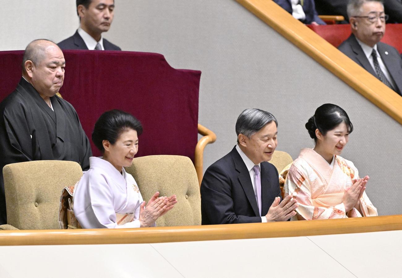 大相撲初場所を観戦される天皇、皇后両陛下と愛子さま（共同）