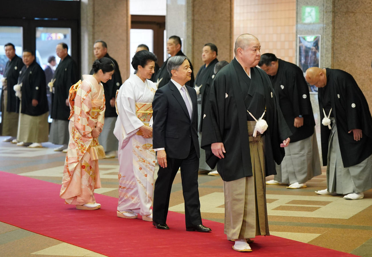 両国国技館に到着された天皇、皇后両陛下と長女愛子さま（代表撮影）