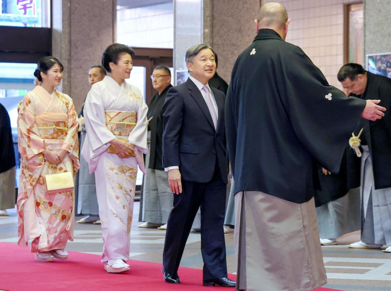 大相撲初場所の観戦のため両国国技館を訪問された天皇、皇后両陛下と愛子さま（共同）