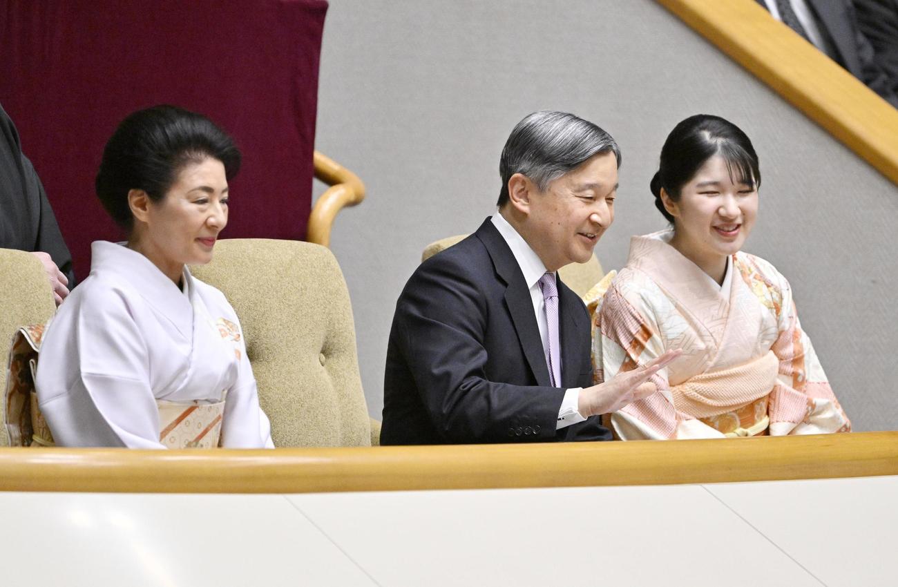 大相撲初場所を観戦される天皇、皇后両陛下と愛子さま（共同）