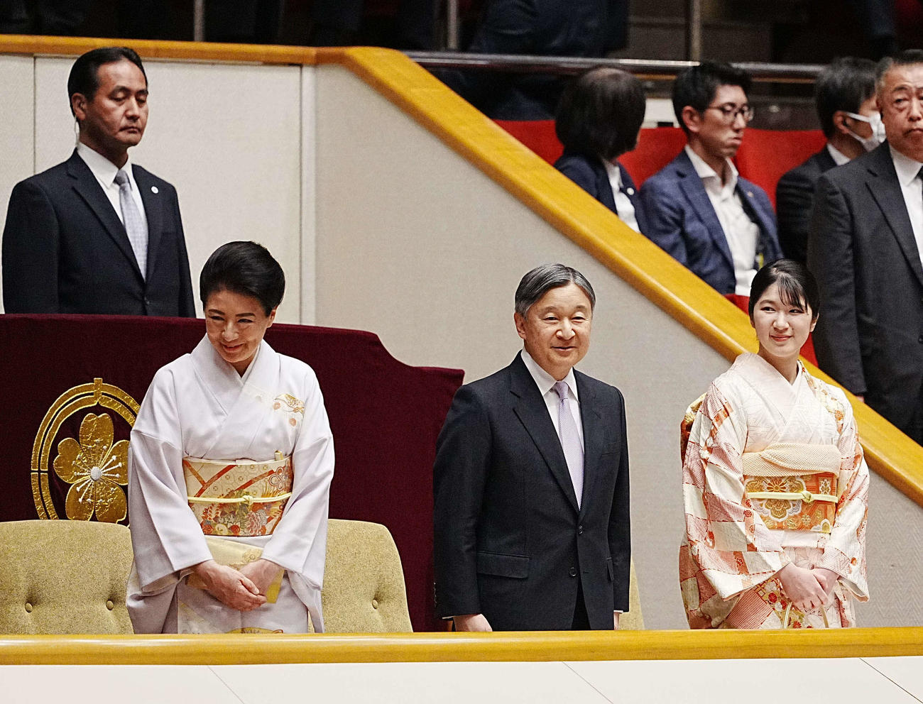 相撲初場所8日目を観戦される天皇皇后両陛下。右は愛子さま（撮影・小沢裕）