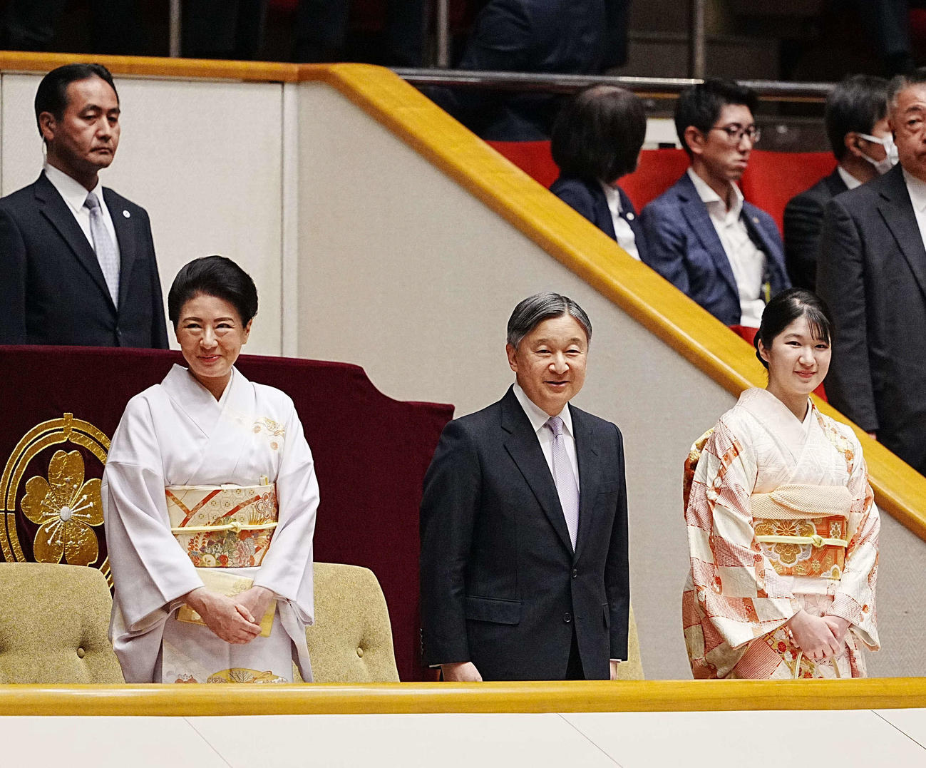 相撲初場所8日目を観戦される天皇皇后両陛下。右は愛子さま（撮影・小沢裕）