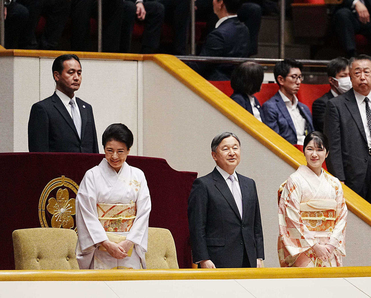 相撲初場所8日目を観戦される天皇皇后両陛下。右は愛子さま（撮影・小沢裕）