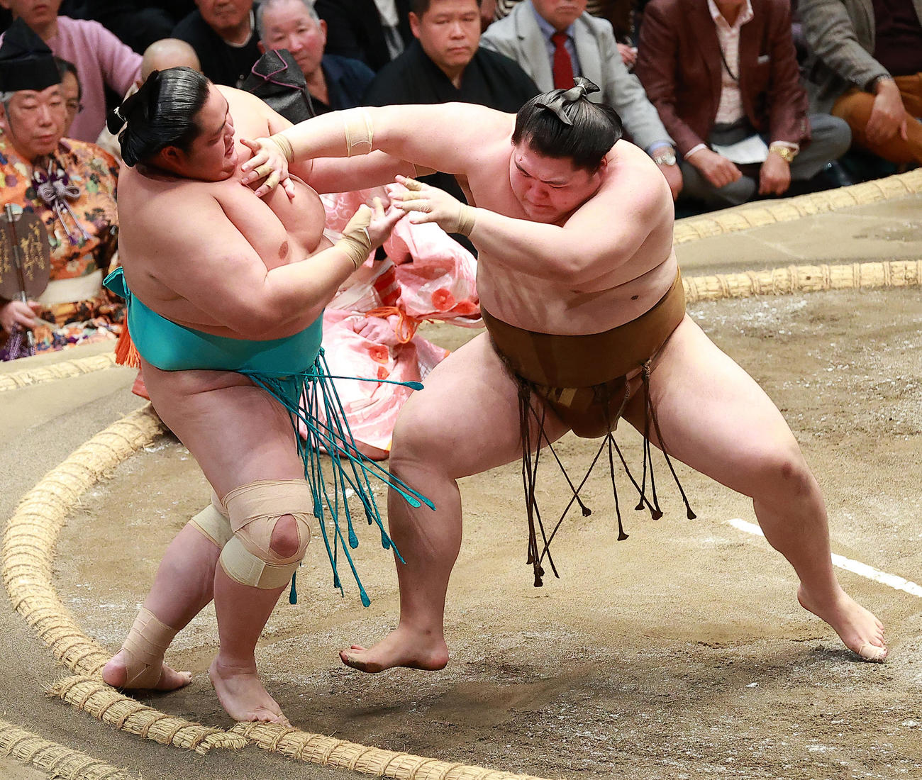 琴桜（左）を押し出しで破る王鵬（撮影・中島郁夫）
