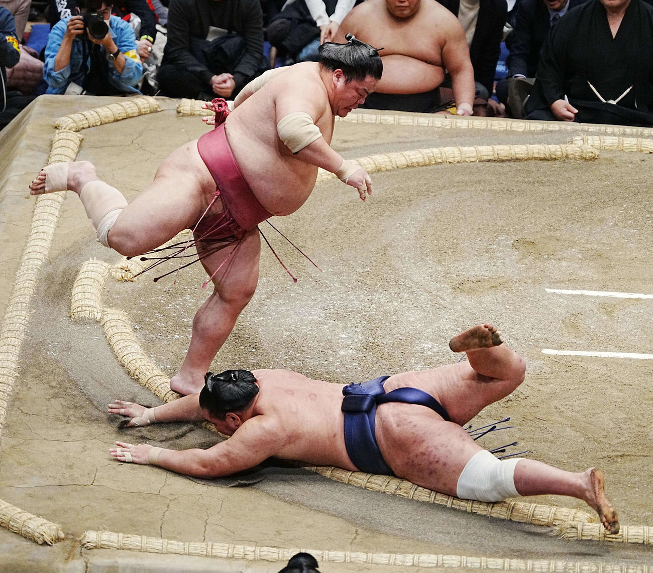 豊昇龍（右）は大栄翔にはたき込みで敗れる（撮影・小沢裕）