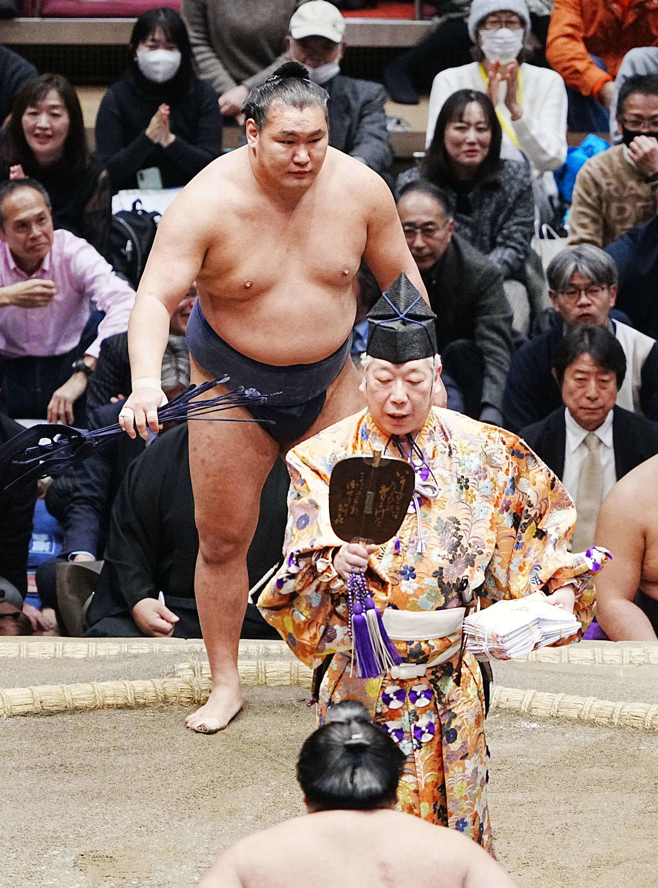 大栄翔（手前）にはたき込みで敗れた豊昇龍（撮影・小沢裕）