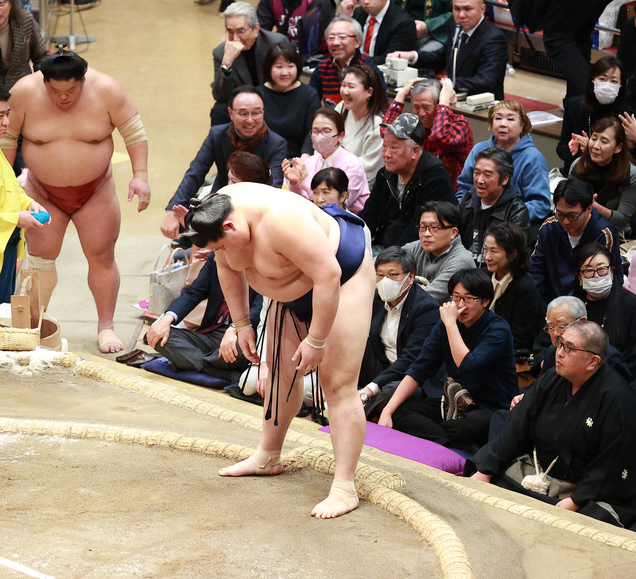 土俵に一礼する大の里（撮影・中島郁夫）