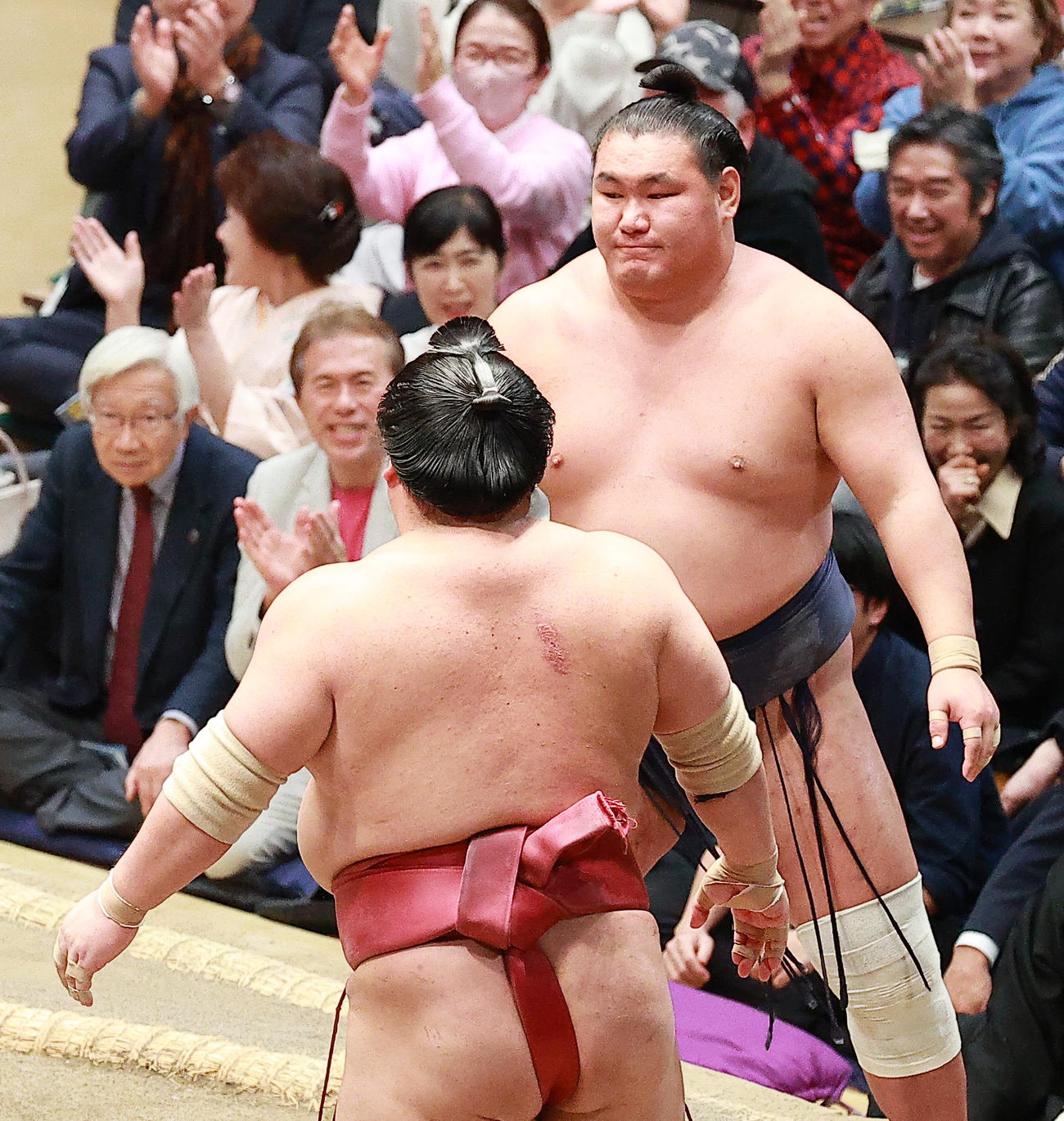 大栄翔（左）に黒星を喫した豊昇龍（撮影・中島郁夫）