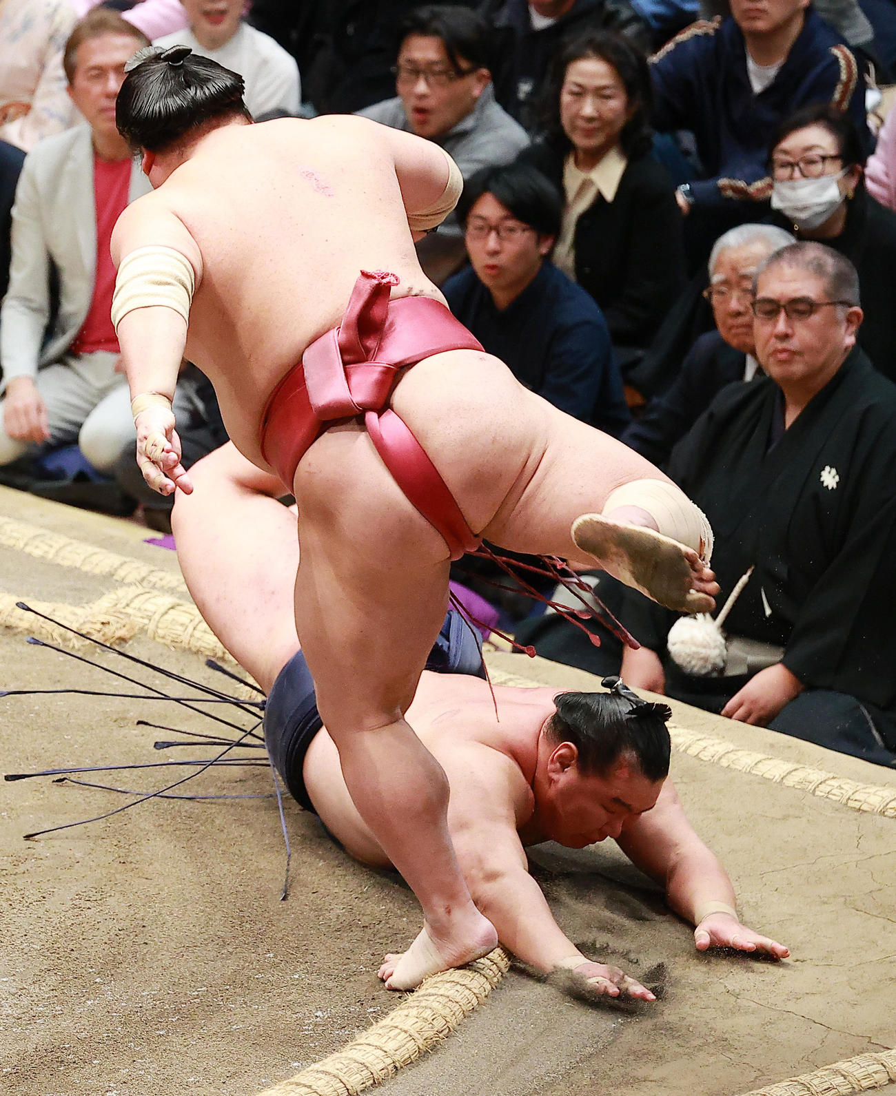 豊昇龍（下）をはたき込みで破る大栄翔（撮影・中島郁夫）