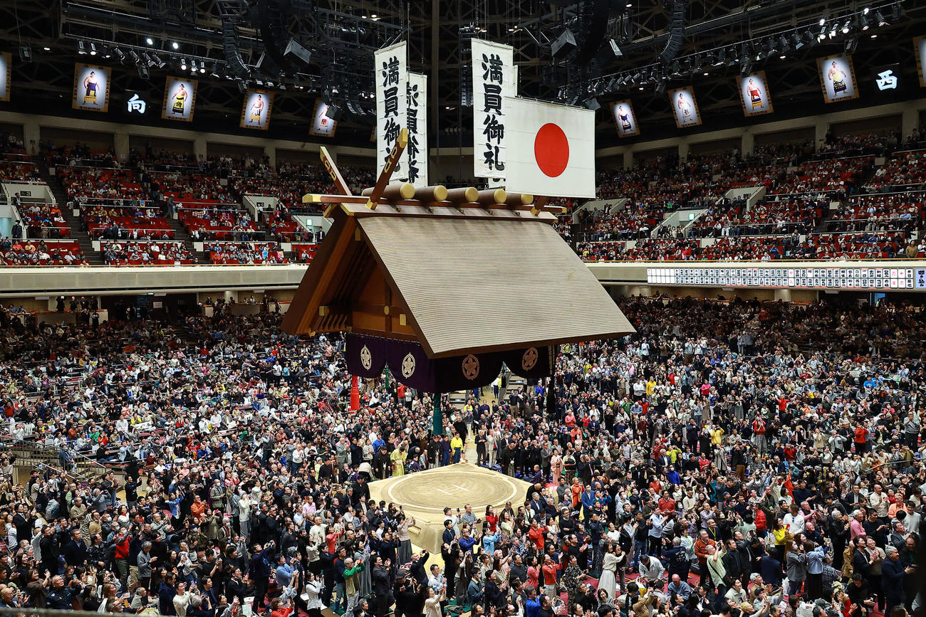 天覧相撲が行われ、天皇皇后両陛下と内親王殿下の愛子さまが初場所をご観覧される（撮影・中島郁夫）
