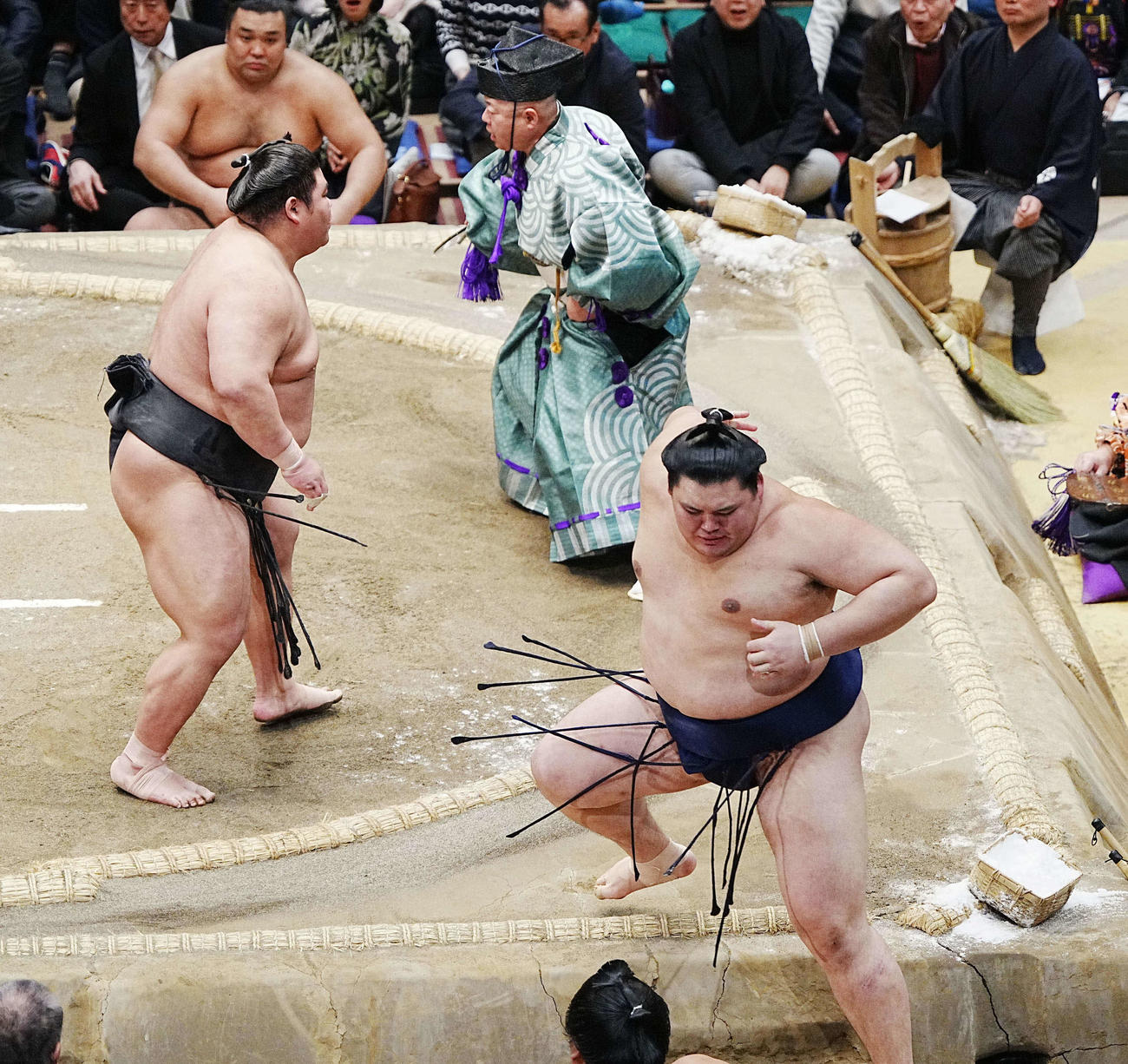 大の里は伯乃富士（左）に押し出しで敗れる（撮影・小沢裕）