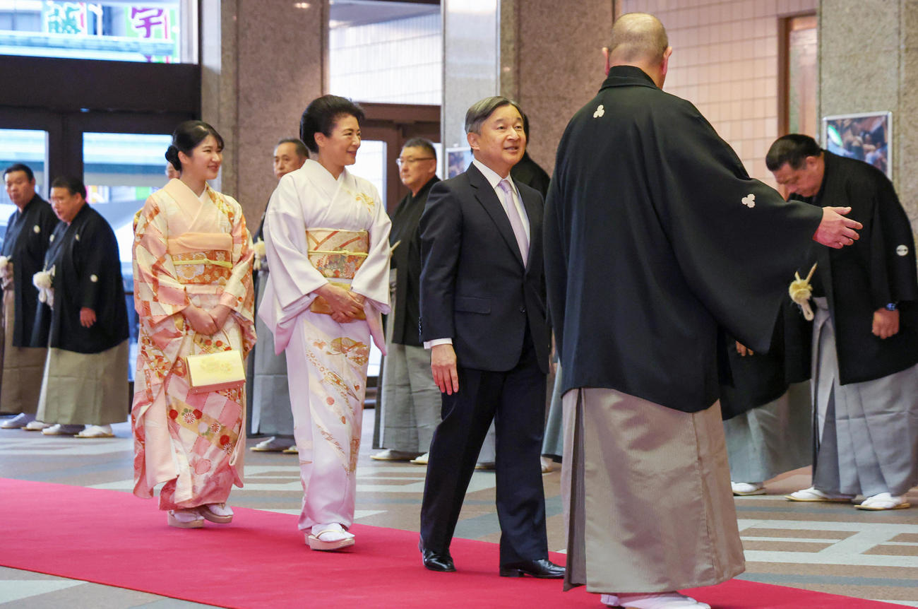 大相撲初場所観戦のため、両国国技館に到着された天皇、皇后両陛下と長女愛子さま（代表撮影）