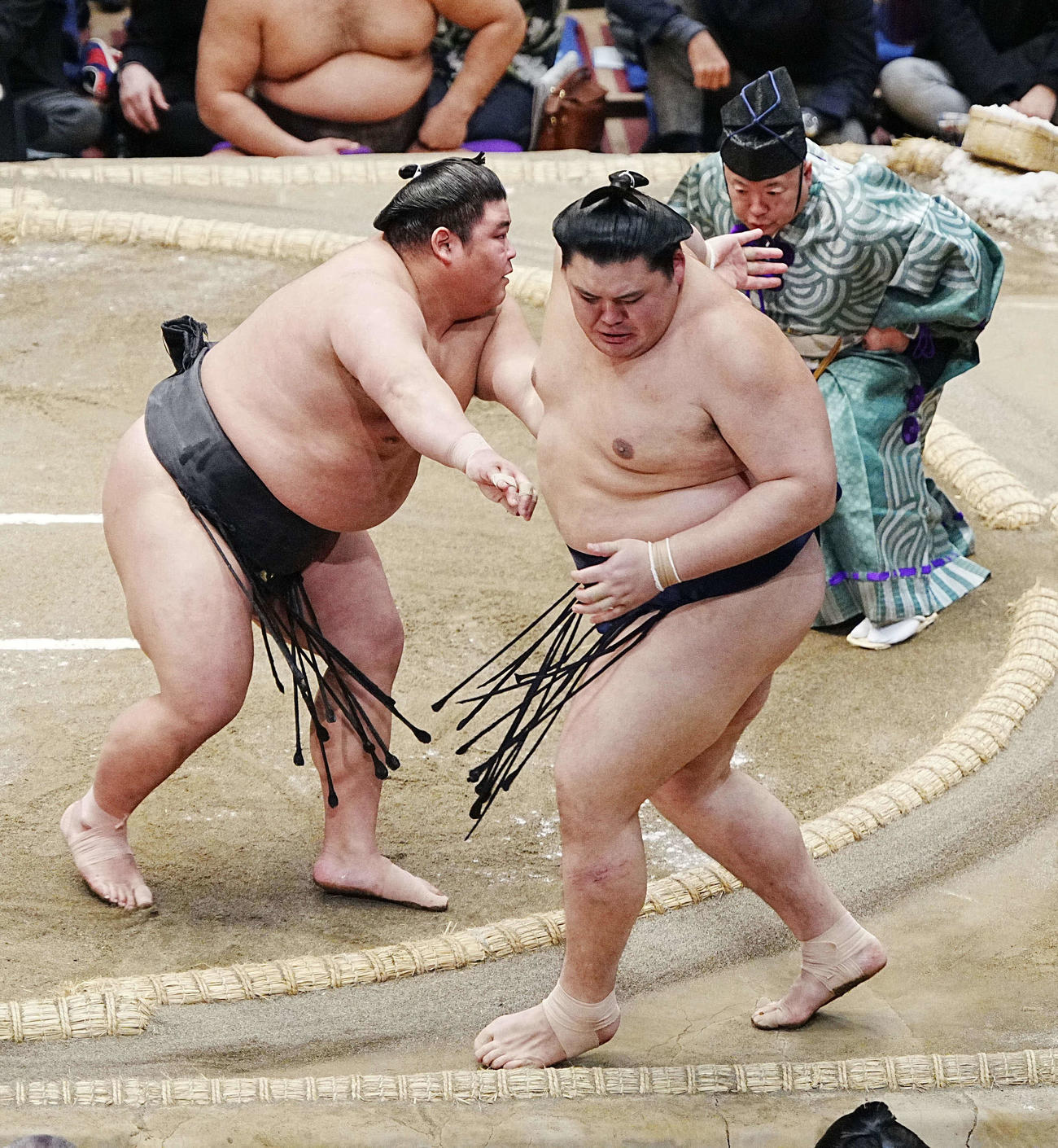 大の里（右）は伯乃富士に押し出しで敗れる（撮影・小沢裕）