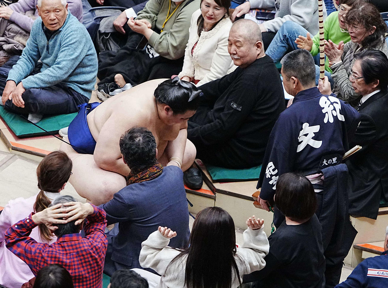 伯乃富士に押し出しで敗れた大の里は花道でしばらくしゃがみ込む（撮影・小沢裕）