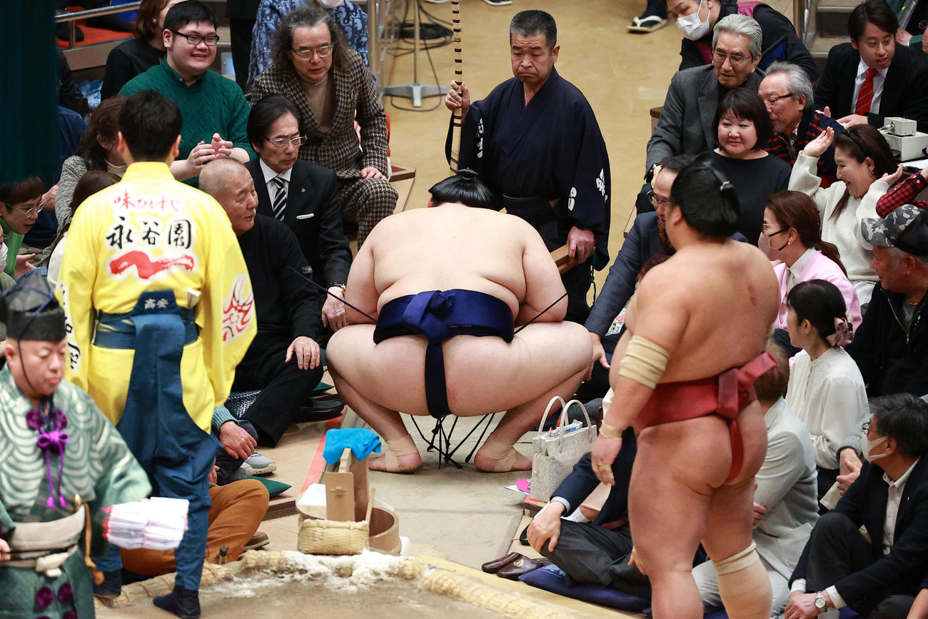 花道でしゃがみ込む大の里（撮影・中島郁夫）