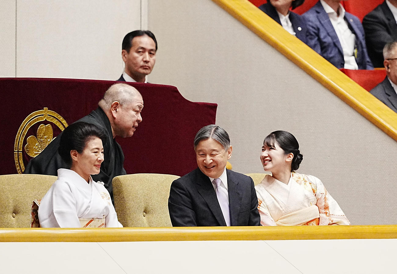 大相撲初場所8日目を観戦される天皇皇后両陛下、愛子さま、後方左は八角理事長（撮影・小沢裕）