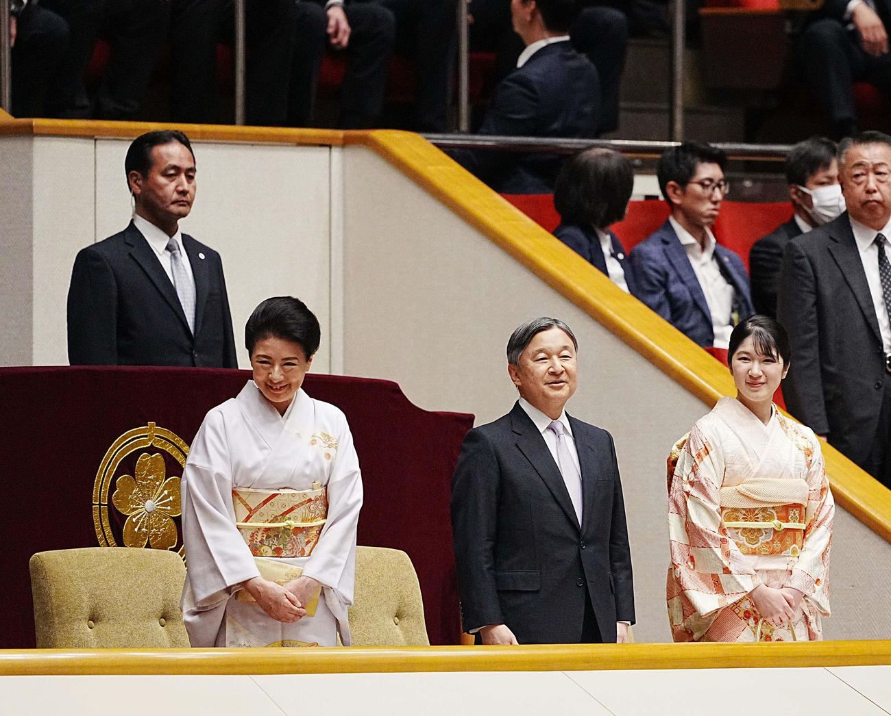 相撲初場所8日目を観戦される天皇皇后両陛下と内親王殿下の愛子さま（撮影・小沢裕）