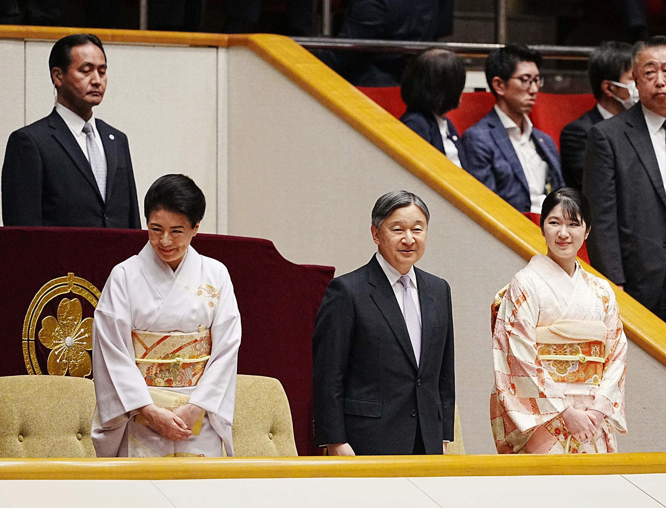 相撲初場所8日目を観戦される天皇皇后両陛下と内親王殿下の愛子さま（撮影・小沢裕）