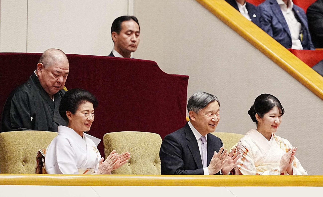 大相撲初場所8日目を観戦される天皇皇后両陛下。右は愛子さま、後方左は八角理事長（撮影・小沢裕）