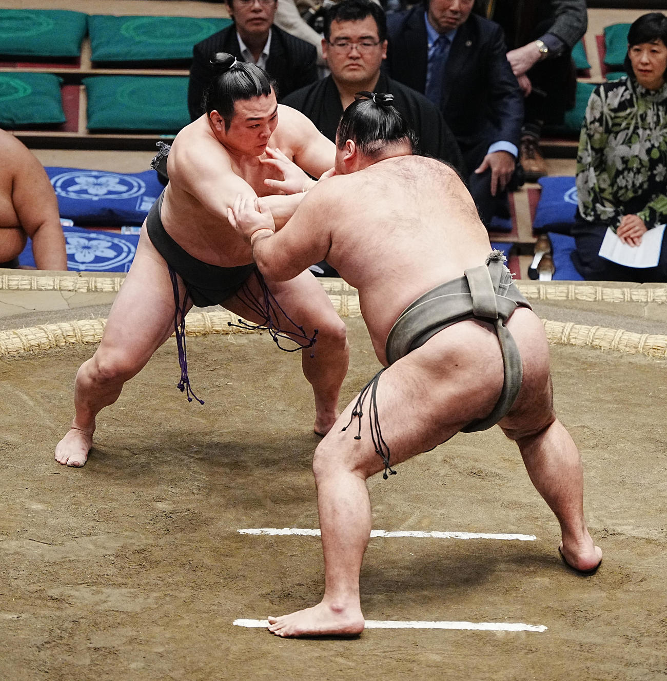 春山（右）を攻める炎鵬（撮影・小沢裕）