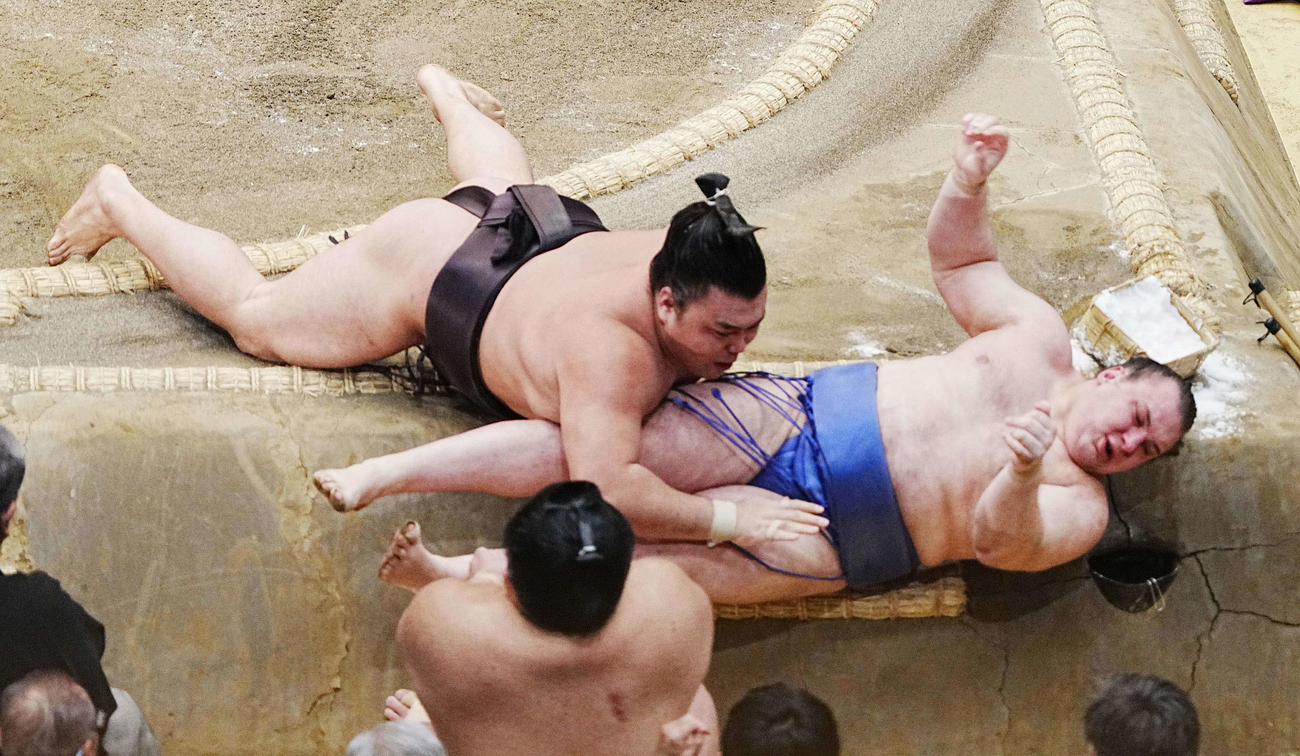 安青錦（右）は霧島に寄り倒しで敗れる（撮影・小沢裕）