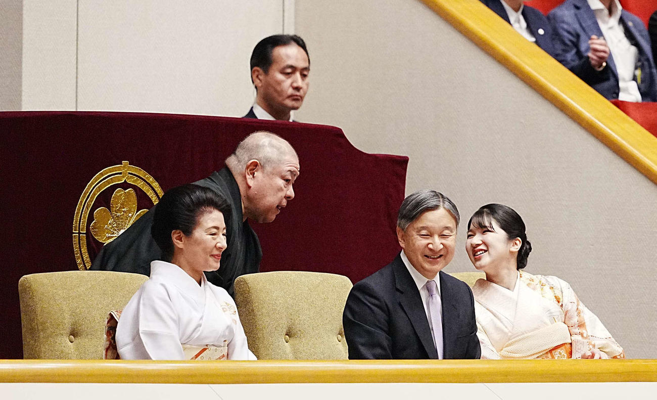 大相撲初場所8日目を観戦される天皇皇后両陛下。右は愛子さま、後方左は八角理事長（撮影・小沢裕）