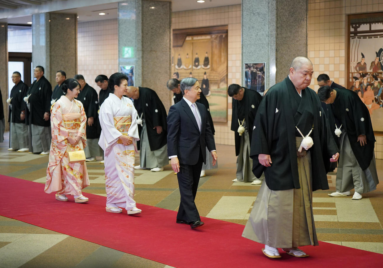 両国国技館に到着された天皇、皇后両陛下と長女愛子さま（代表撮影）
