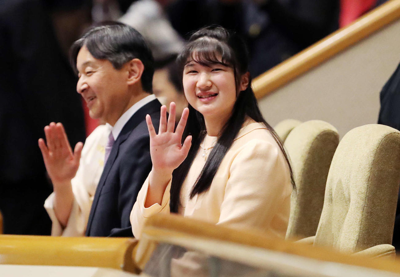 お手を振られる内親王殿下愛子さま（撮影・鈴木正人）