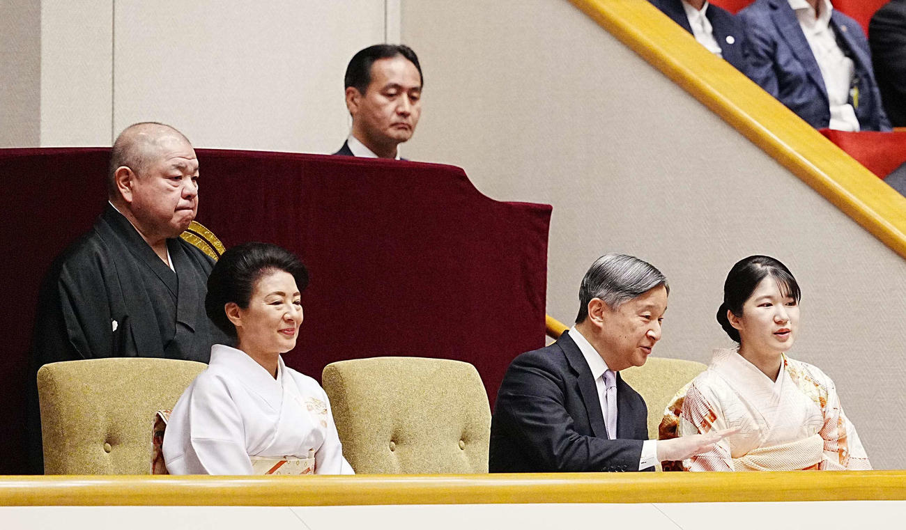 大相撲初場所8日目を観戦される天皇皇后両陛下。右は愛子さま、後方左は八角理事長（撮影・小沢裕）