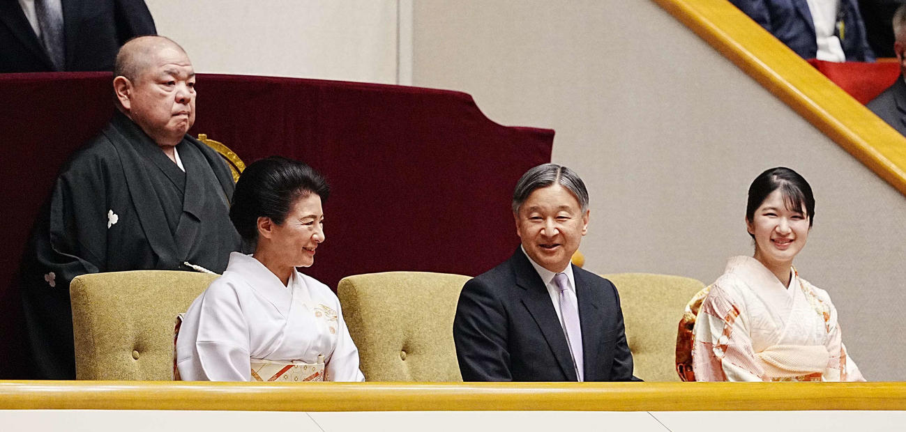 相撲初場所8日目を観戦される天皇皇后両陛下。右は愛子さま（撮影・小沢裕）