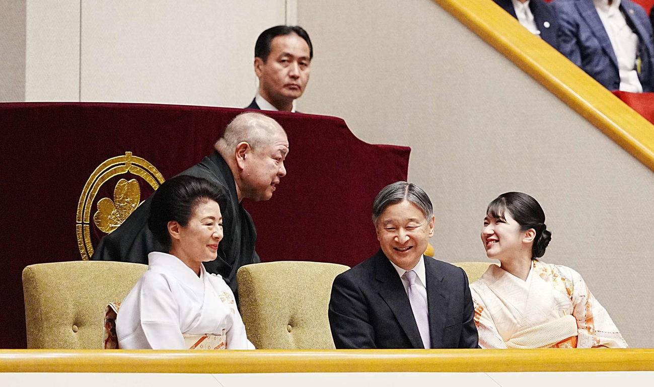 大相撲初場所8日目を観戦される天皇皇后両陛下。右は愛子さま、後方左は八角理事長（撮影・小沢裕）