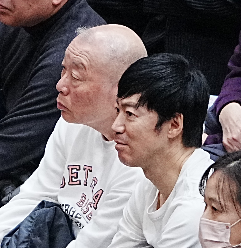 観戦する東貴博（撮影・小沢裕）