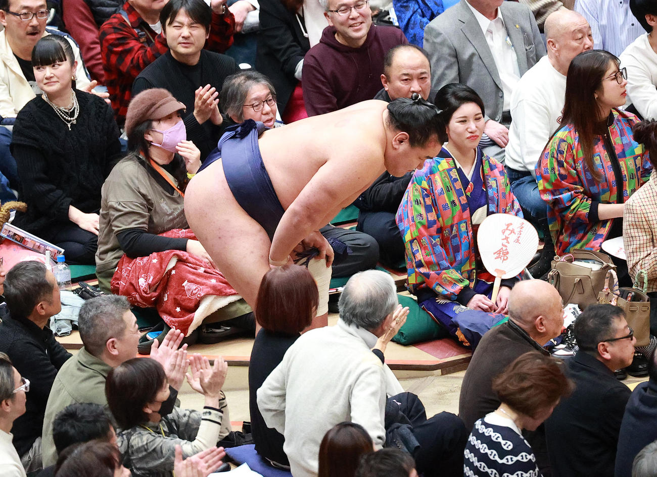 花道で肩を落とす豊昇龍（撮影・中島郁夫）