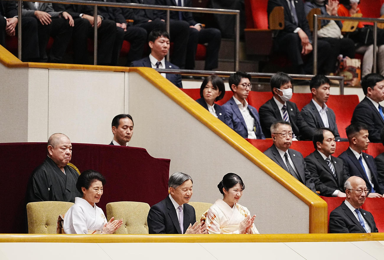 大相撲初場所8日目を観戦される天皇皇后両陛下、愛子さま、後方左は八角理事長（撮影・小沢裕）