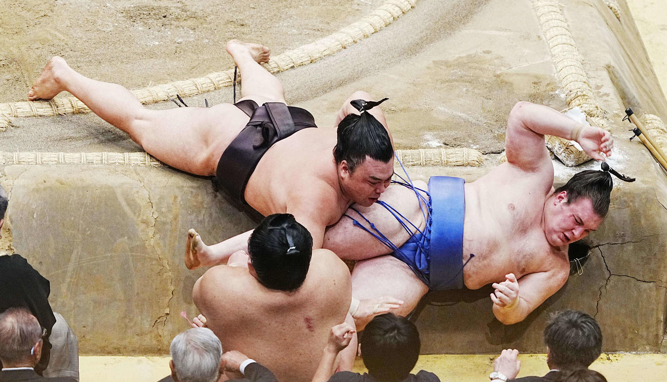 安青錦（右）は霧島に寄り倒しで敗れる（撮影・小沢裕）