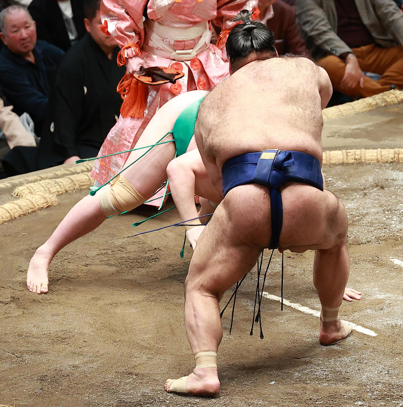 一山本（左）をはたき込みで破る高安（撮影・中島郁夫）