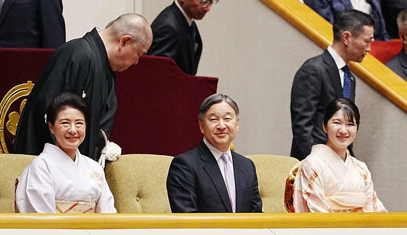 相撲初場所8日目を観戦される天皇皇后両陛下。右は愛子さま（撮影・小沢裕）