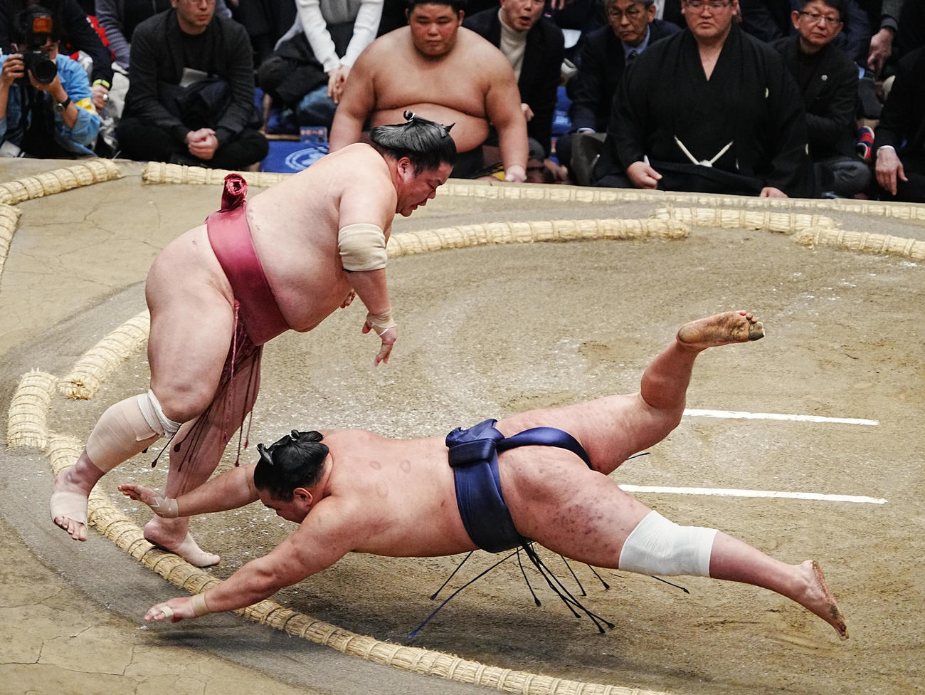 豊昇龍（右）は大栄翔にはたき込みで敗れる（撮影・小沢裕）