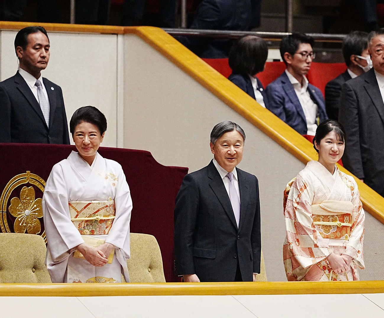 相撲初場所8日目を観戦される天皇皇后両陛下と内親王殿下の愛子さまさま（撮影・小沢裕）