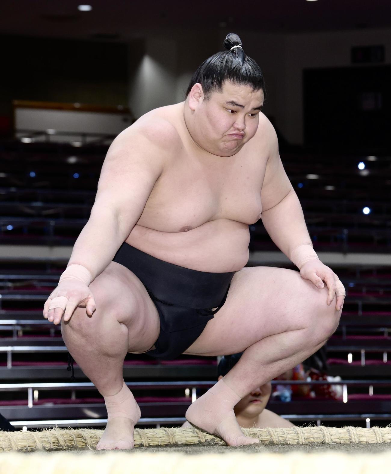 風ノ華を寄り切りで破り勝ち名乗りを受ける旭富士（撮影・河田真司）