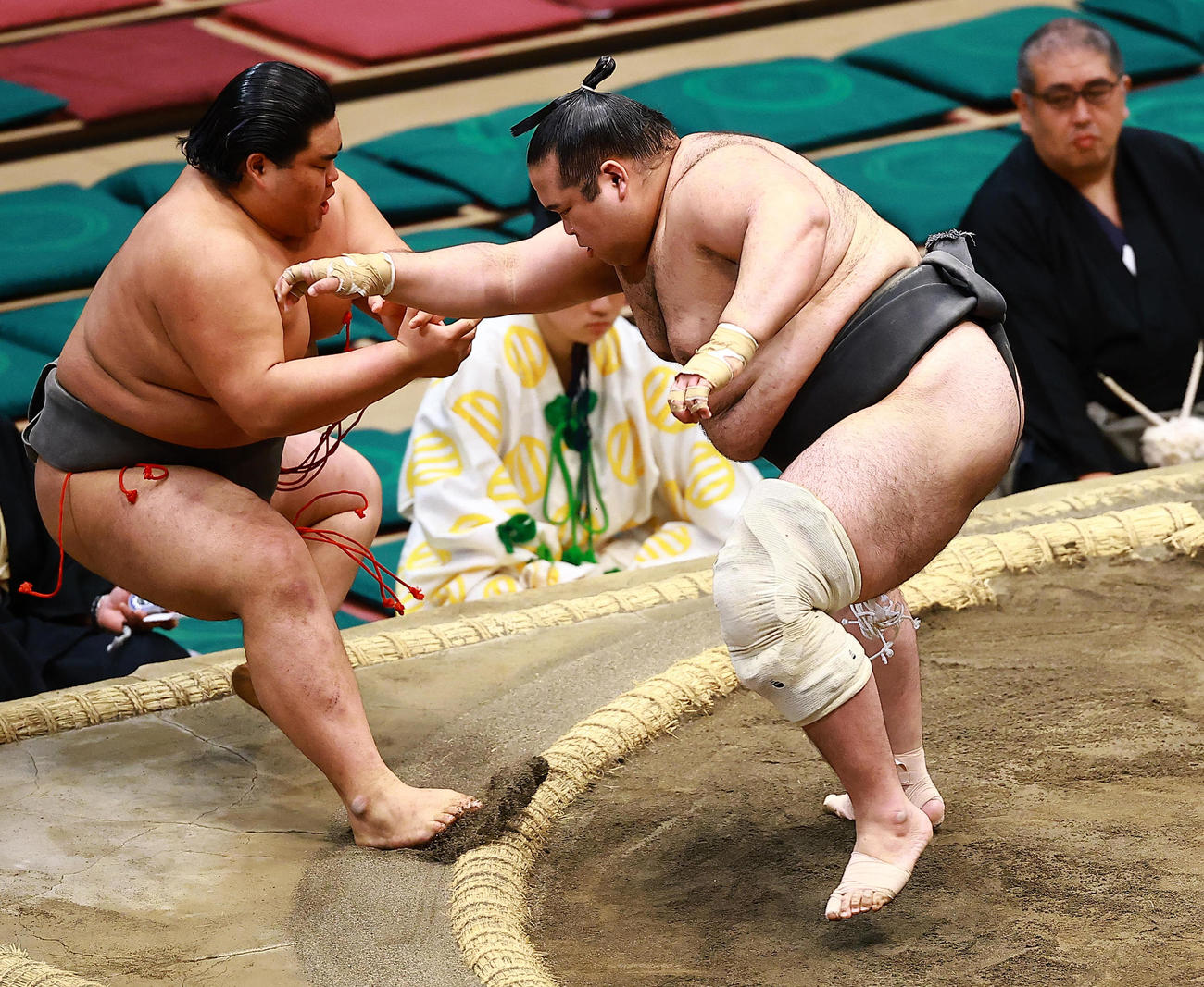 竜鳳（左）を突き倒しで破る生田目（撮影・野上伸悟）