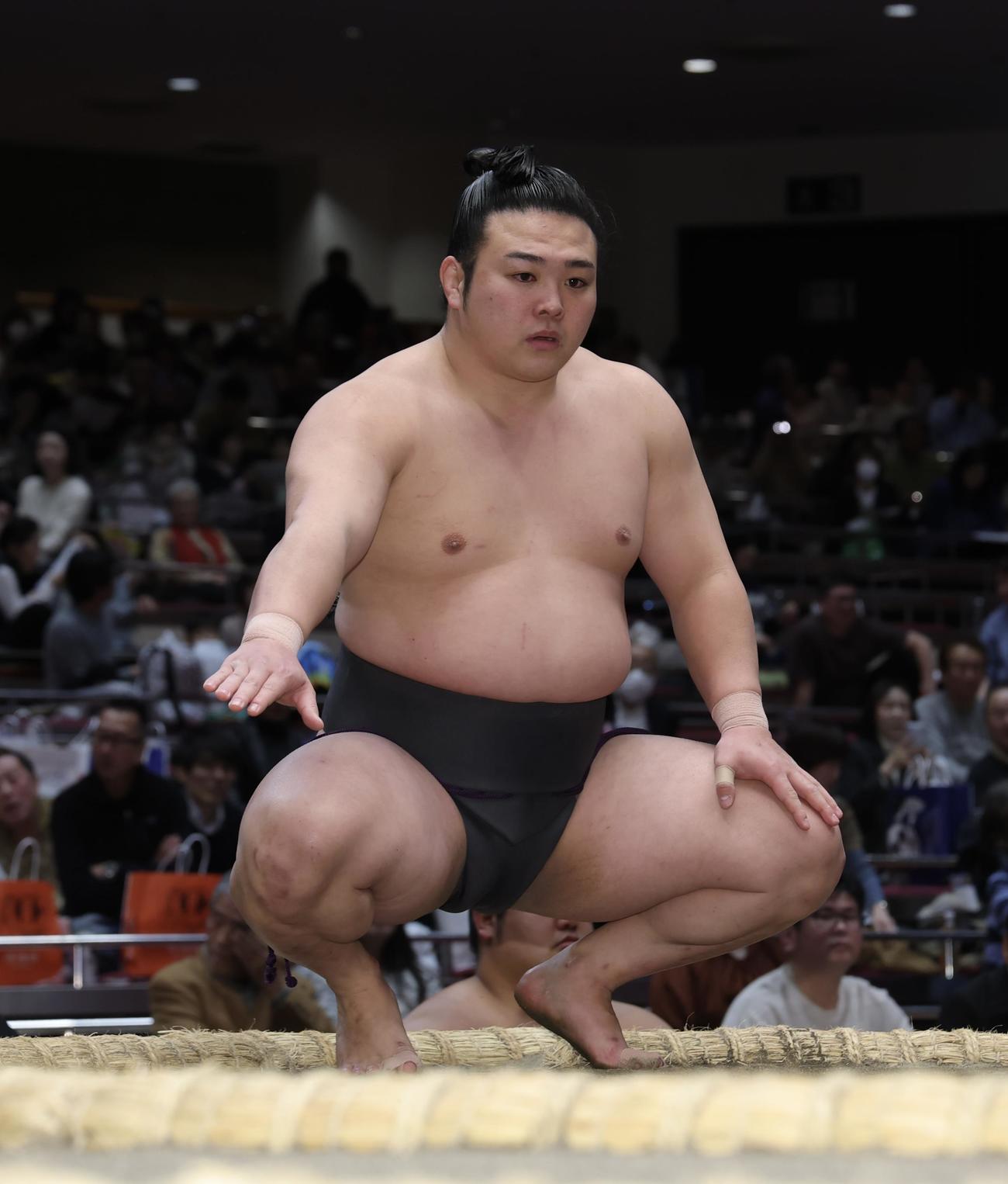 炎鵬は豪ノ湖を下手投げで破り勝ち名乗りを受ける（撮影・河田真司）