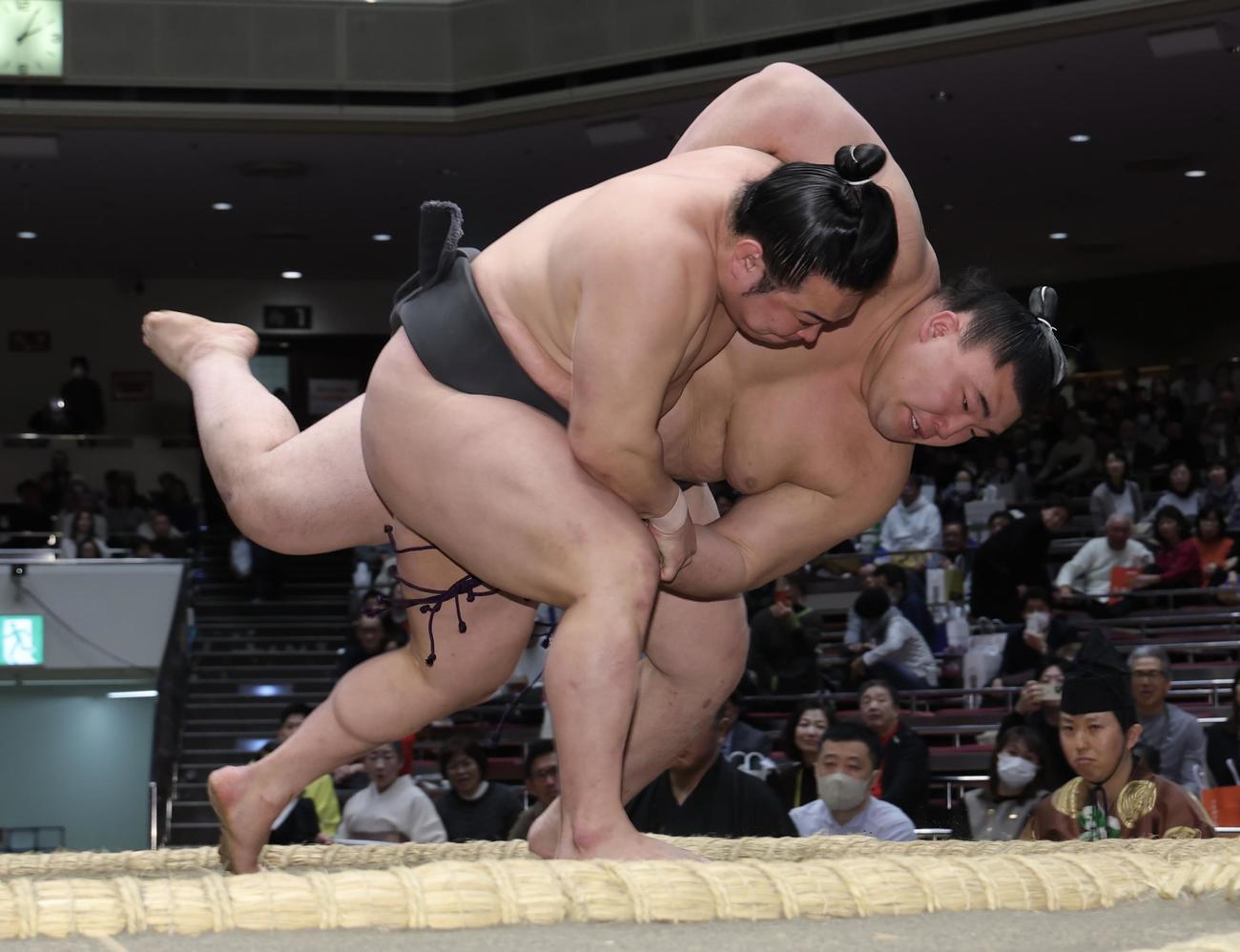 炎鵬（左）は豪ノ湖を下手投げで破る（撮影・河田真司）