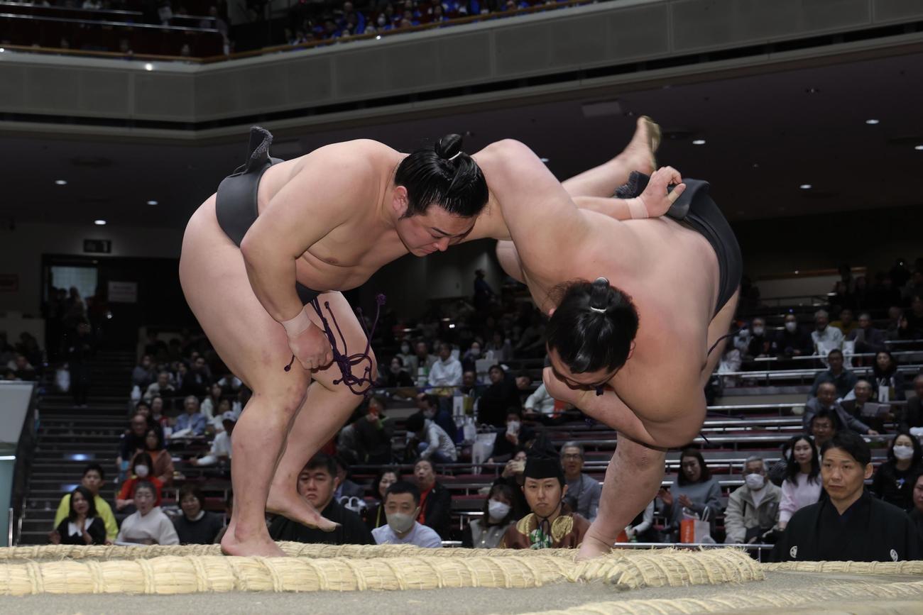 炎鵬（左）は豪ノ湖を下手投げで破る（撮影・河田真司）