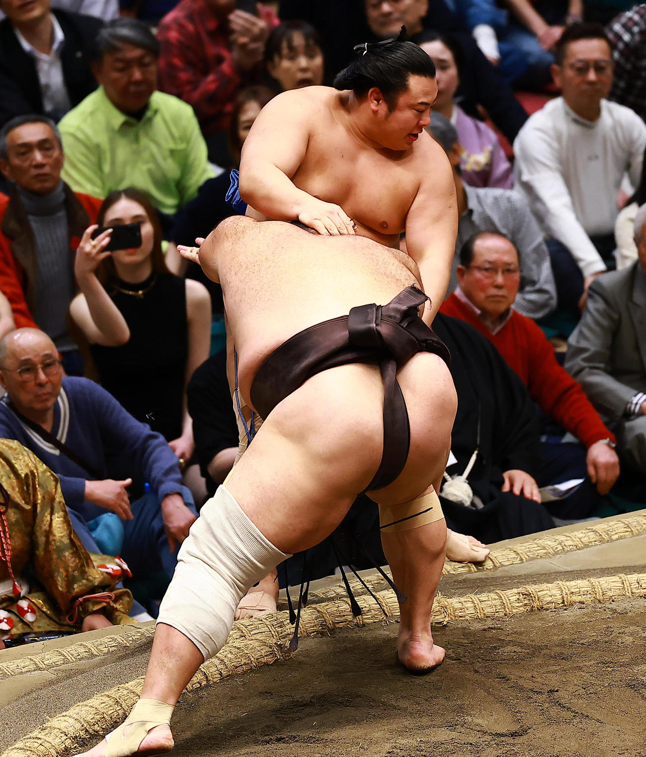 翔猿（奥）を寄りきりで破った朝乃山（撮影・野上伸悟）