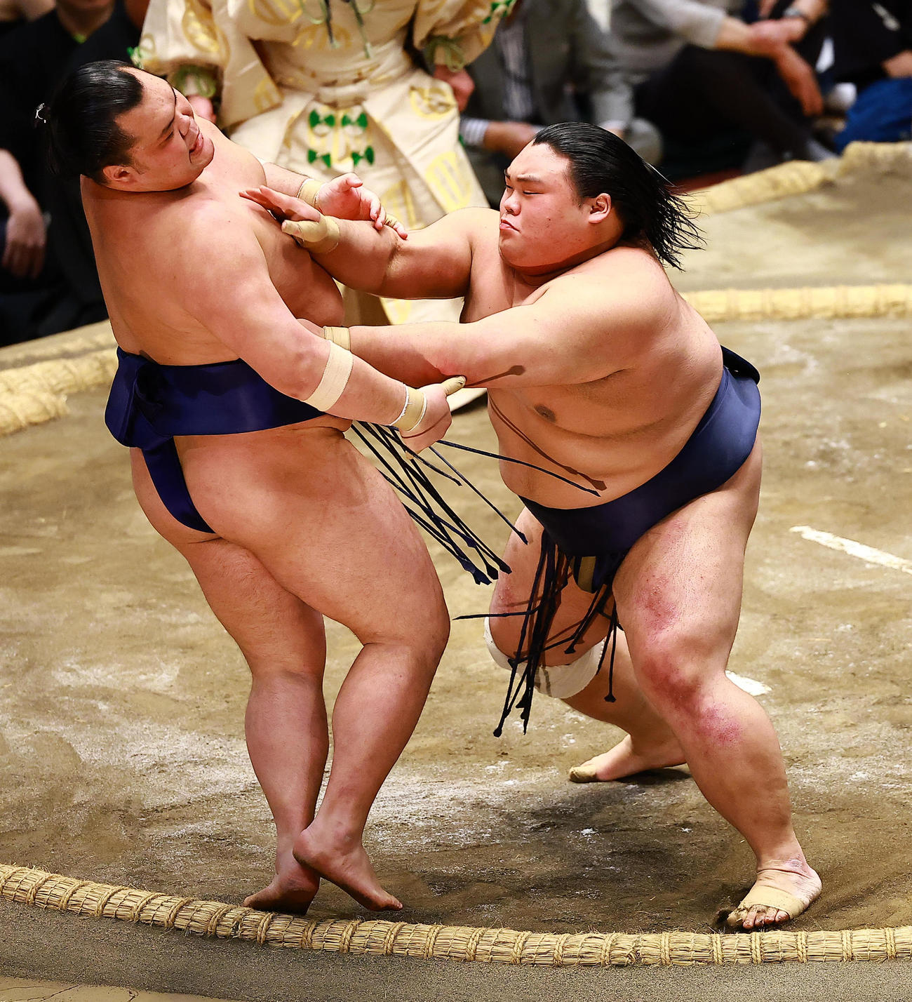 栃大海（左）を押し出しで破る藤凌駕（撮影・野上伸悟）