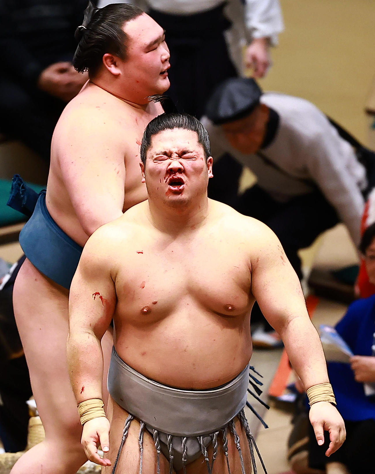 白熊（左）を寄り倒しで破った朝翠龍は流血（撮影・野上伸悟）