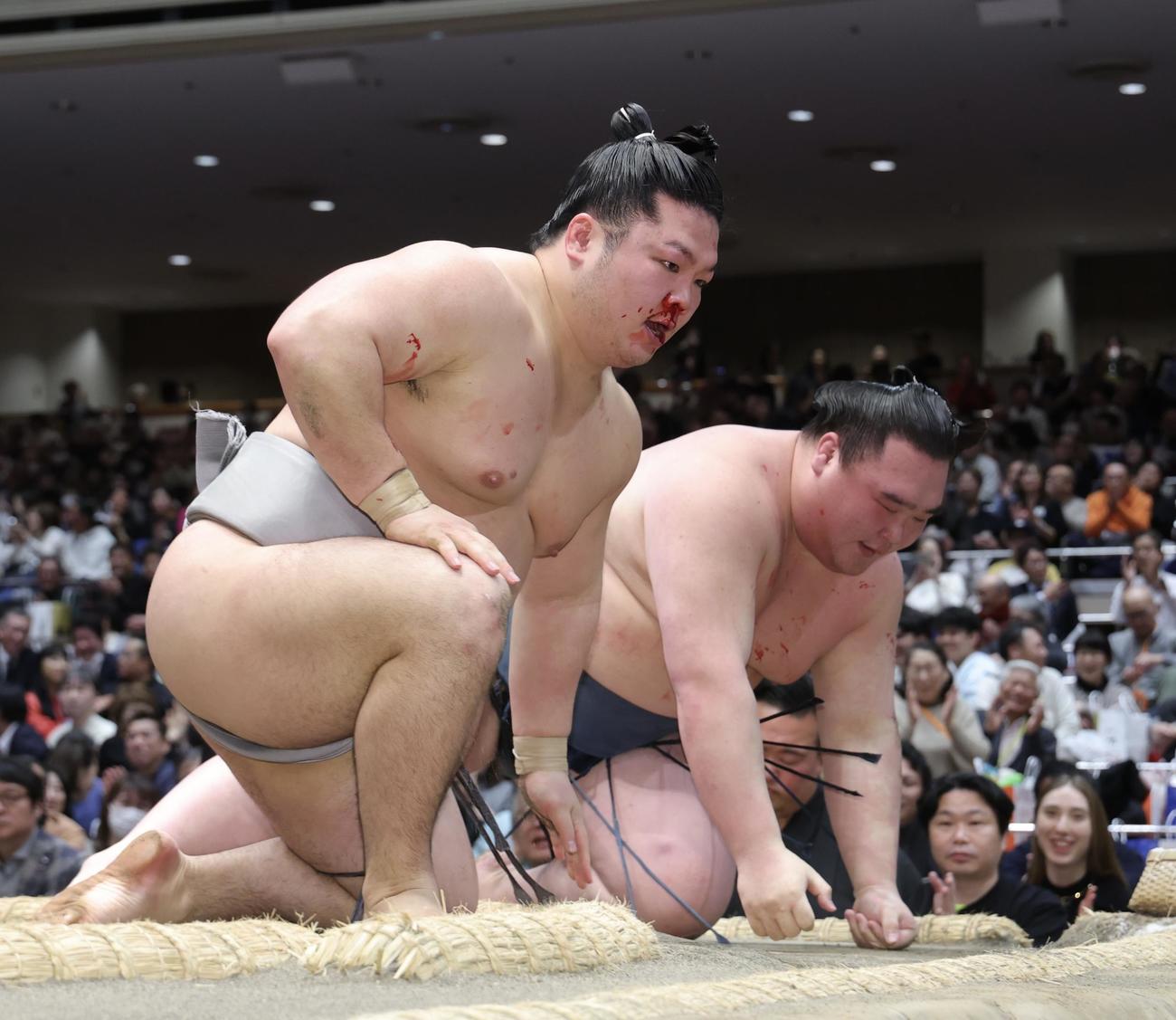 白熊（奥）を寄り倒しで破る朝翠龍（撮影・河田真司）