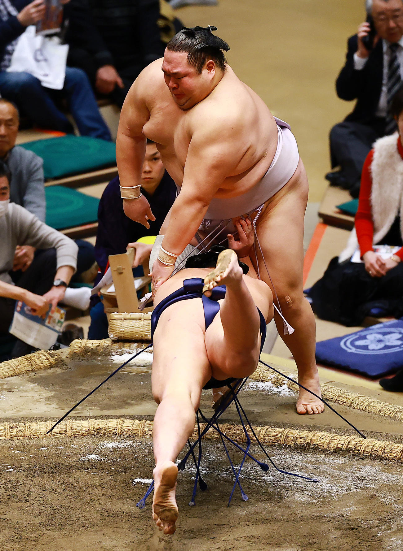 友風（奥）を押し出しで破り初白星を上げた羽出山（撮影・野上伸悟）